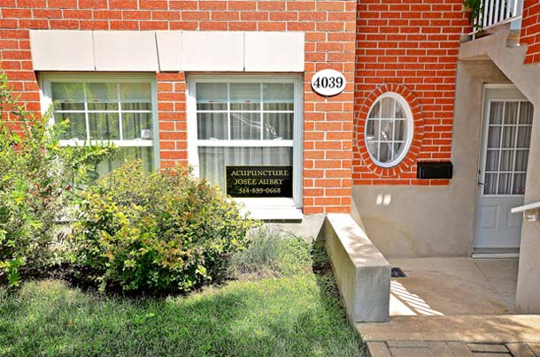 Entrée de la clinique vue de l'extérieur