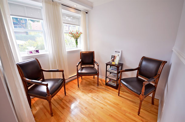 3 chaises dans une salle d'attente