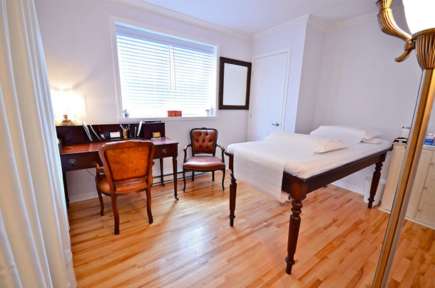 Salle avec lit d'acupuncture