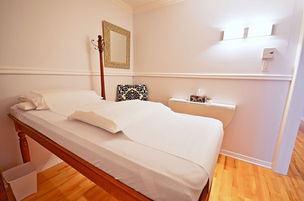 Un grand lit d'acupuncture